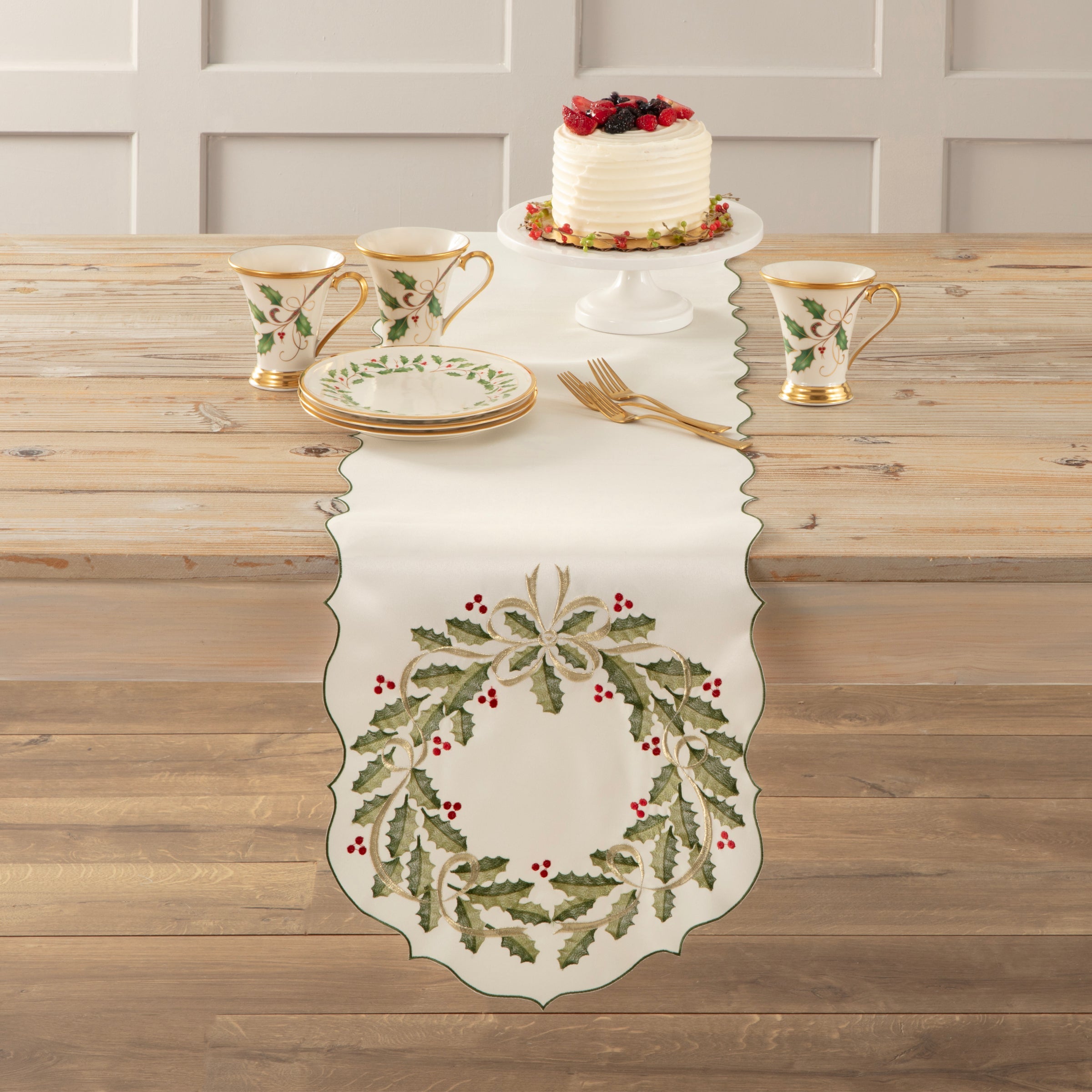 Holiday Nouveau Wreath 14X72 Table Runner - Image 2
