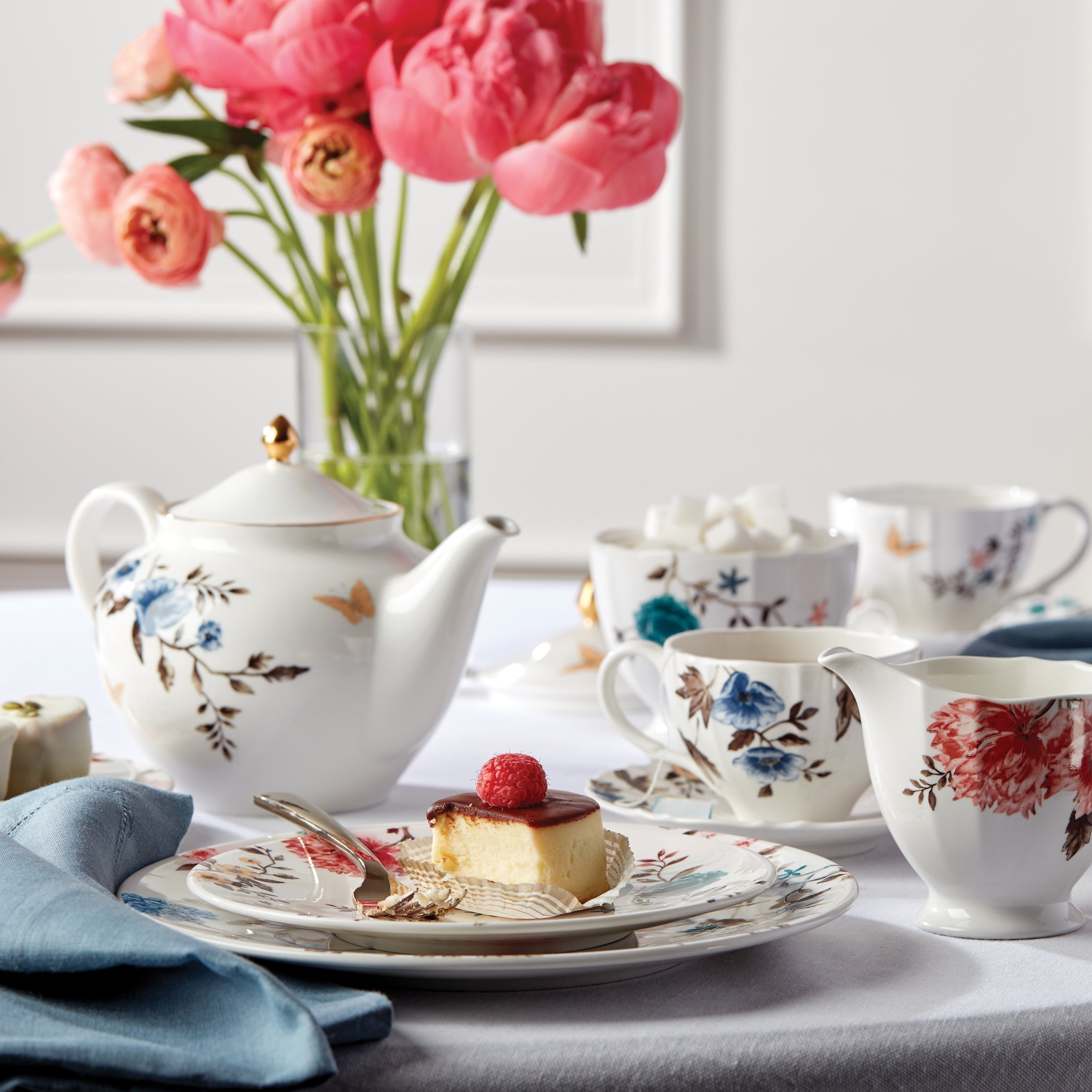 Sprig & Vine Teapot - White - Image 3